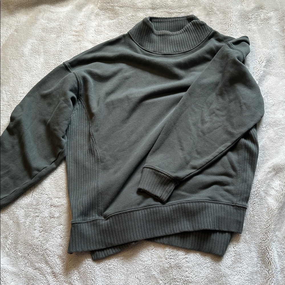 Aerie mock neck sweatshirt size M